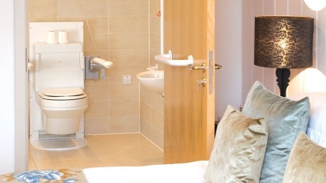 St-Moritz-Hotel-accessibility-rooms-bathroom